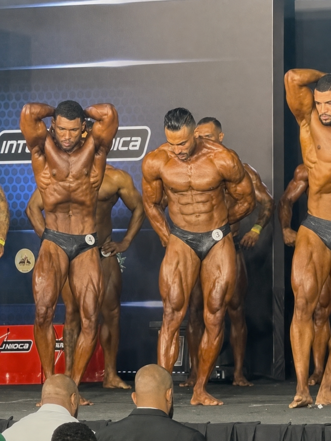 Rodrigo Bicalho no palco de competição de fisiculturismo